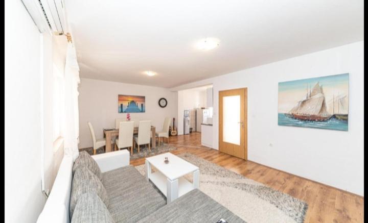 Apartman Marinovic Каштела Экстерьер фото
